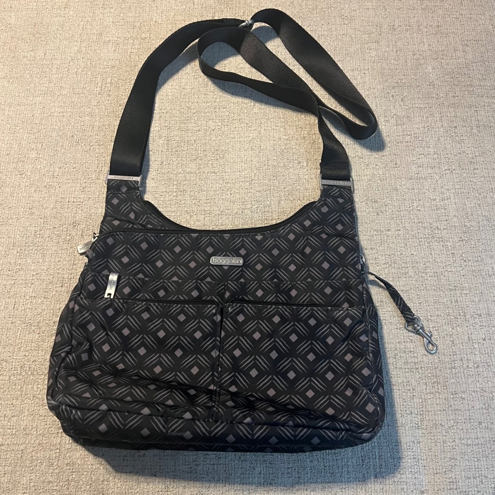 Baggallini Everywhere Crossbody Bag Black Gray Geometric Diamond Print Nylon